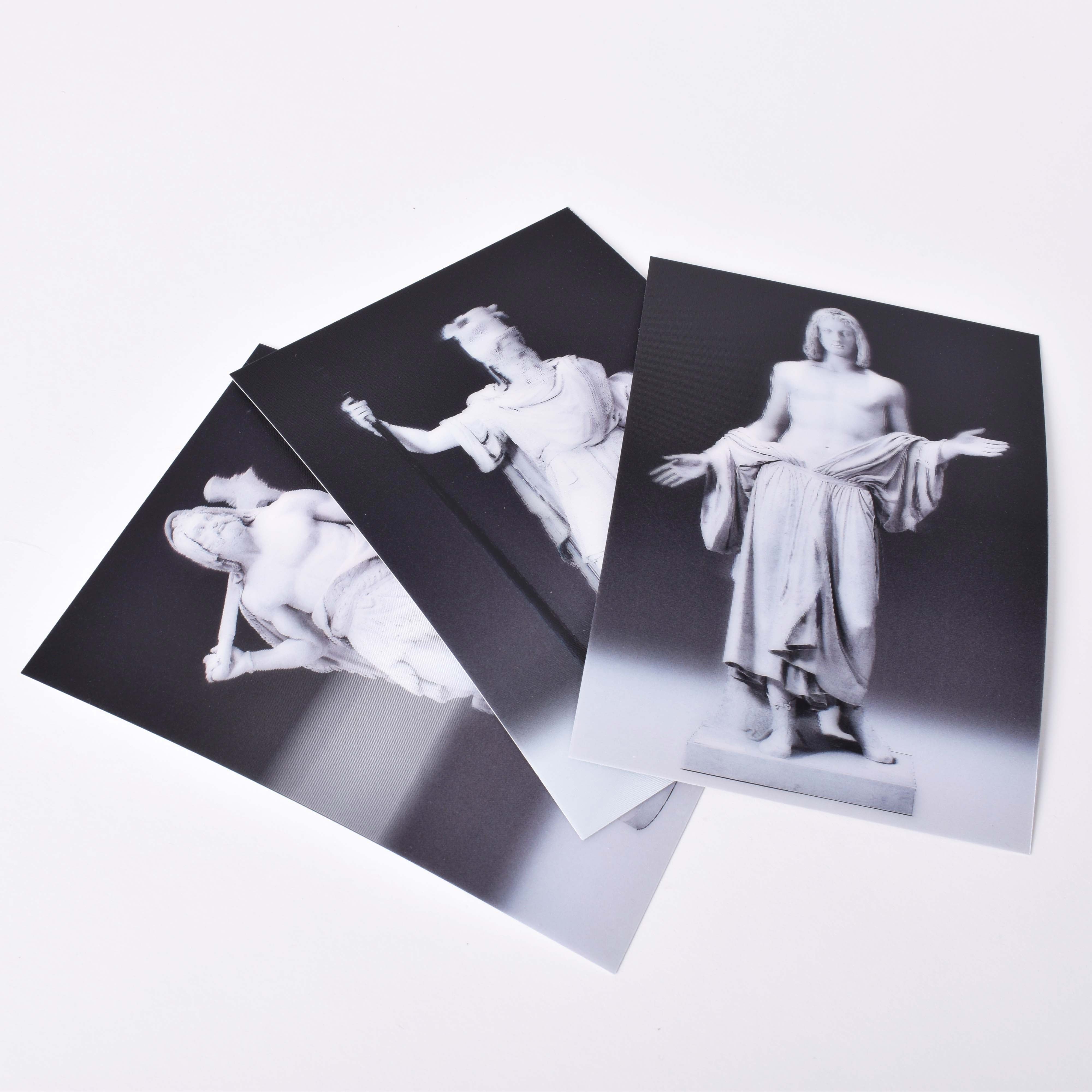 Hologramkort med tre fonnordiska gudar i svartvitt
