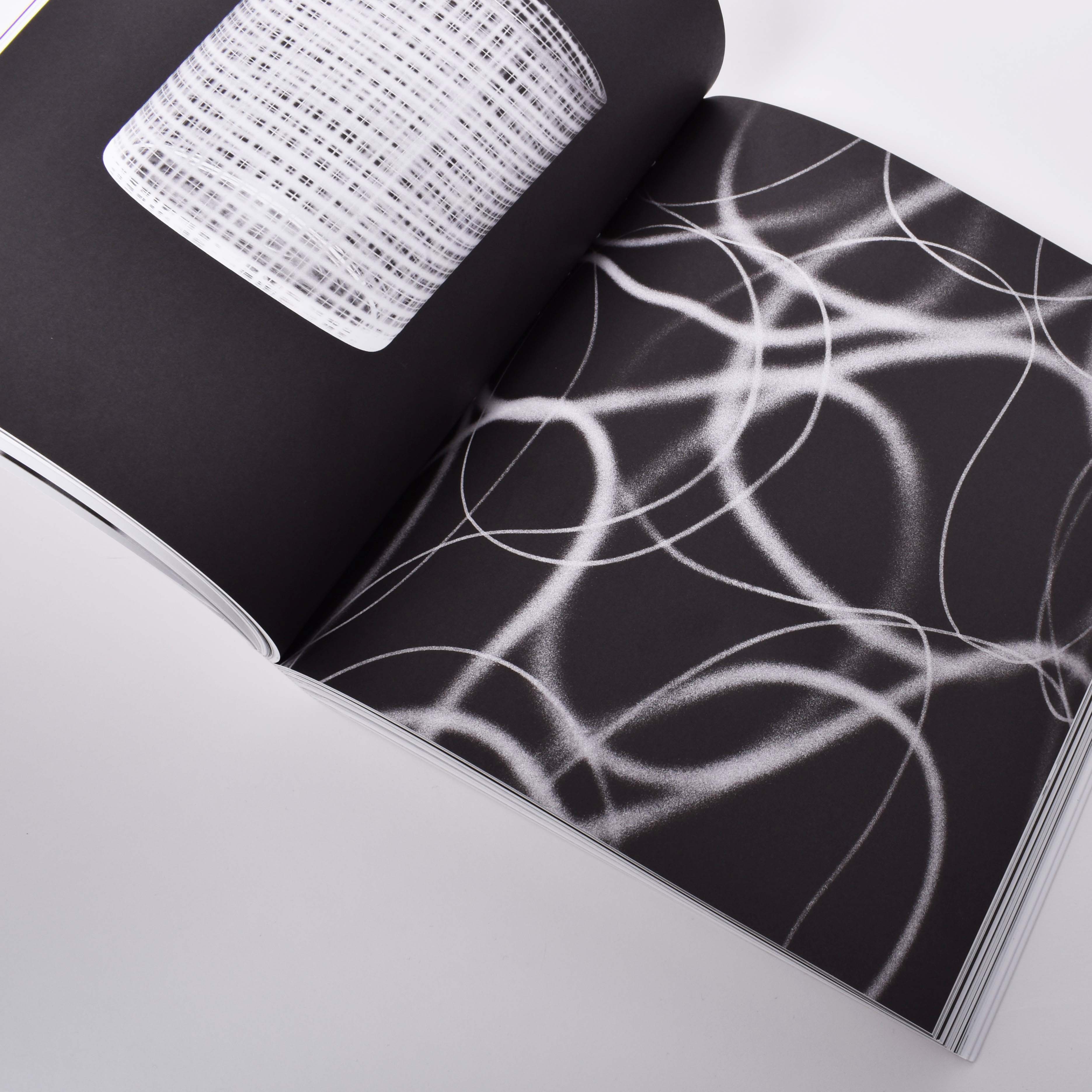 insida i boken Ingegerd Råman med mönster på glas designat av konstnären