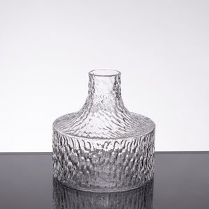 Bredbottnad vas i glas med avsmalnad hals och gröpt mönster i design av Carina Seth Andersson