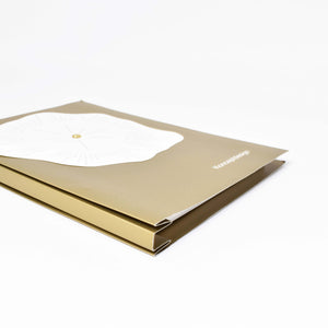 mjuk guldfärgad pärm till boken konceptdesign