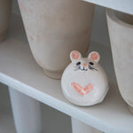 Ladda upp bild till gallerivisning, vit och rosa kermikmus av lisa larson bland keramikkrukor på gustavsbergs porslinsmuseum
