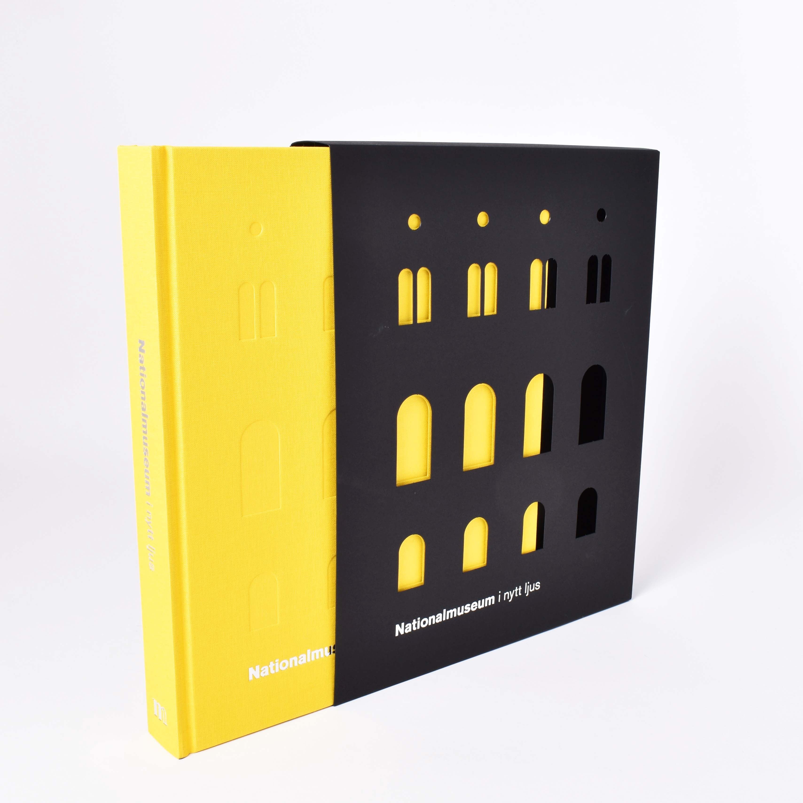 nationalmuseum i nytt ljus boken med gult omslag och fodral i svart