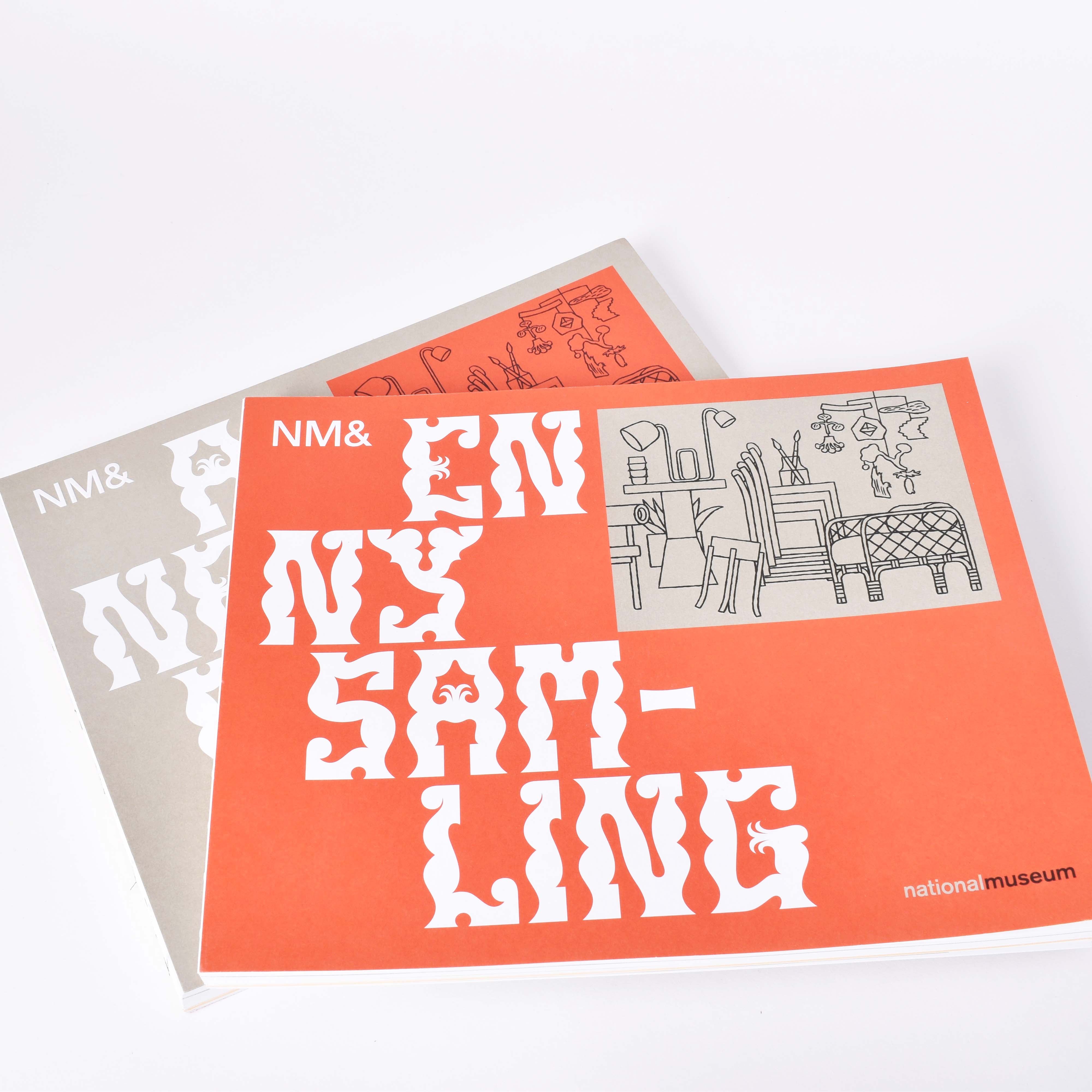 Två exemplar av "En ny samling". Den svenska versionen har en röd framsida, och den engelska har en grå framsida