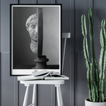 Ladda upp bild till gallerivisning, svartvit poster med skulpturen romersk man i svart ram
