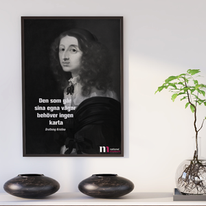 Poster med Drottning Kristina i Svart ram på vit vägg och vas med grön växt