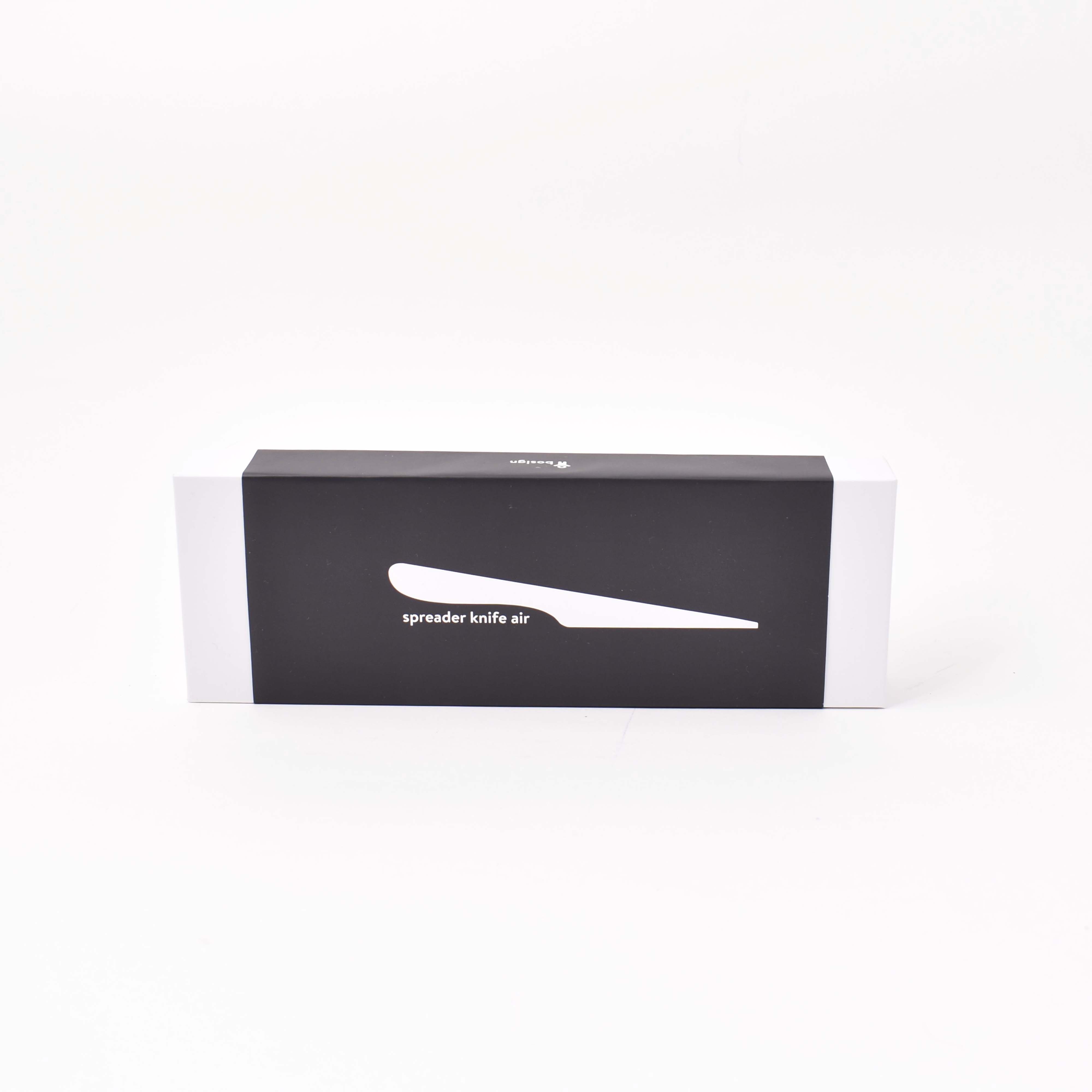 förpackning i svart och vitt till självstående smörkniv i olivträ