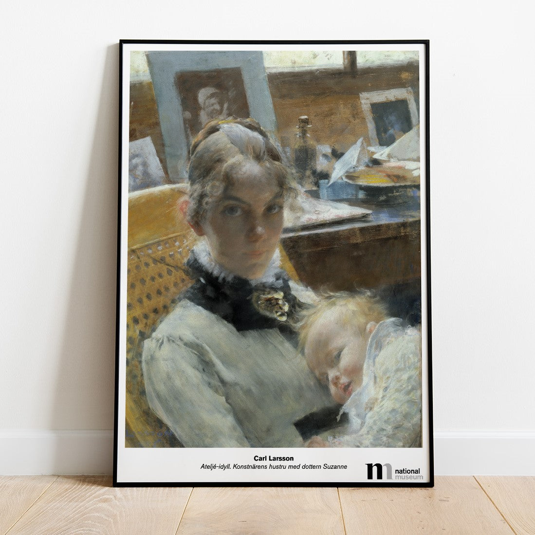 Poster med Karin Larsson i svart ram lutad mot en vägg