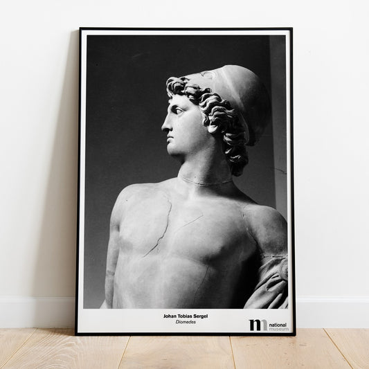 svartvit poster med Skulpturen Diomedes i svart ram lutad mot en vägg