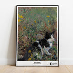 Ladda upp bild till gallerivisning, Poster med katt på blomsteräng i svart ram lutad mot en vägg
