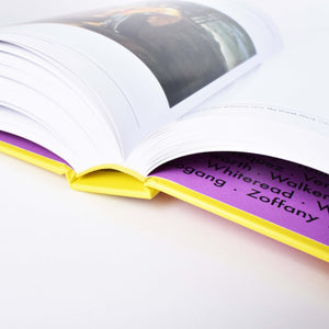 bindning av boken the art book av phaidon i gult och lila