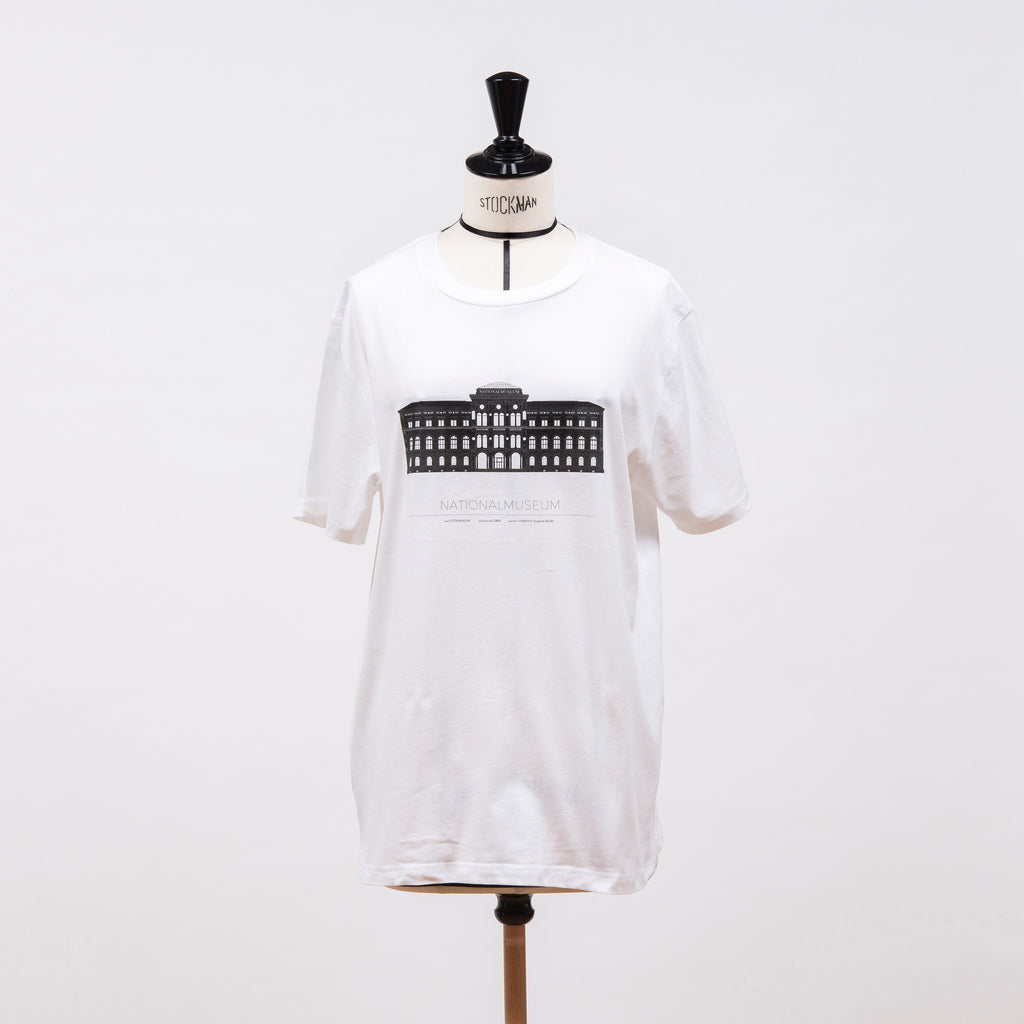 Vit t-shirt med motiv av en svart grafisk bild av Nationalmuseums byggnad