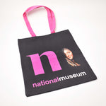 Ladda upp bild till gallerivisning, Svart shoppingkasse med rosa handtag och nationalmuseums logga med damen i slöjan

