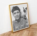 Ladda upp bild till gallerivisning, Svartvitt poster med lisa larson och hennes katt i guldfärgad ram
