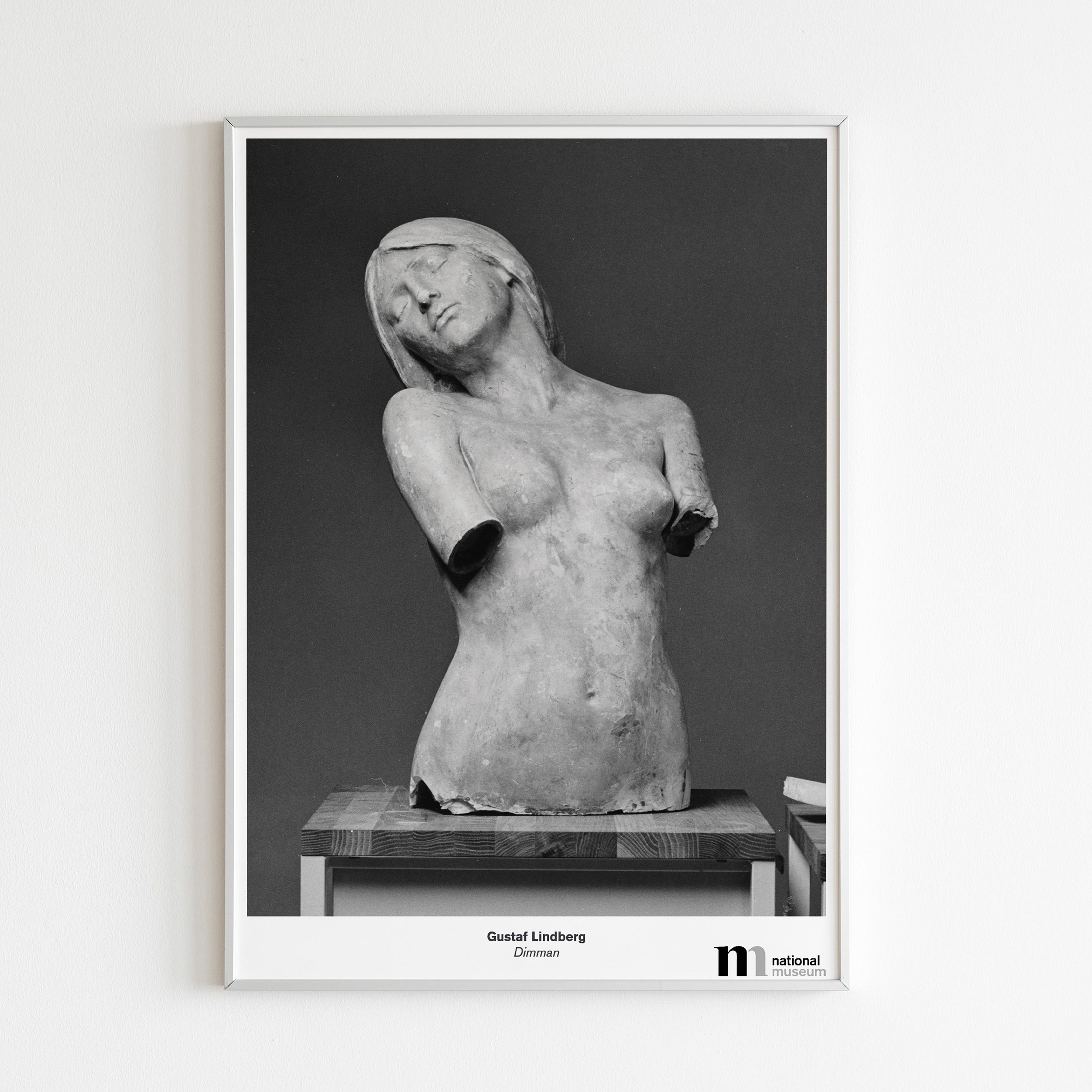 Poster med skulpturen Dimman från Nationalmuseum i vit ram