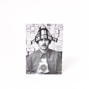 vykort med svartvitt fotografi av formgivaren bengt berglund