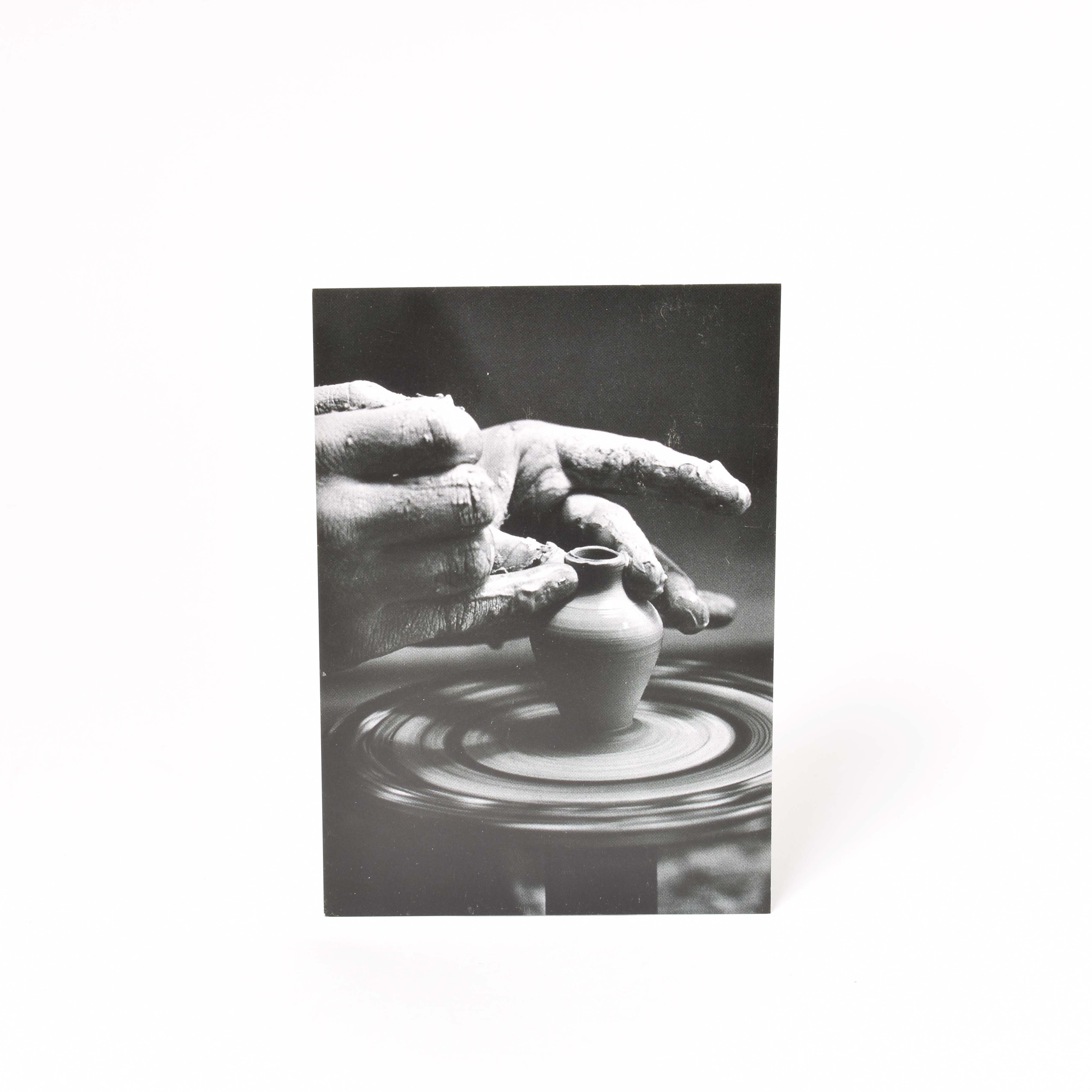 vykort med svartvitt fotografi av bengt friberg som drejar en urna