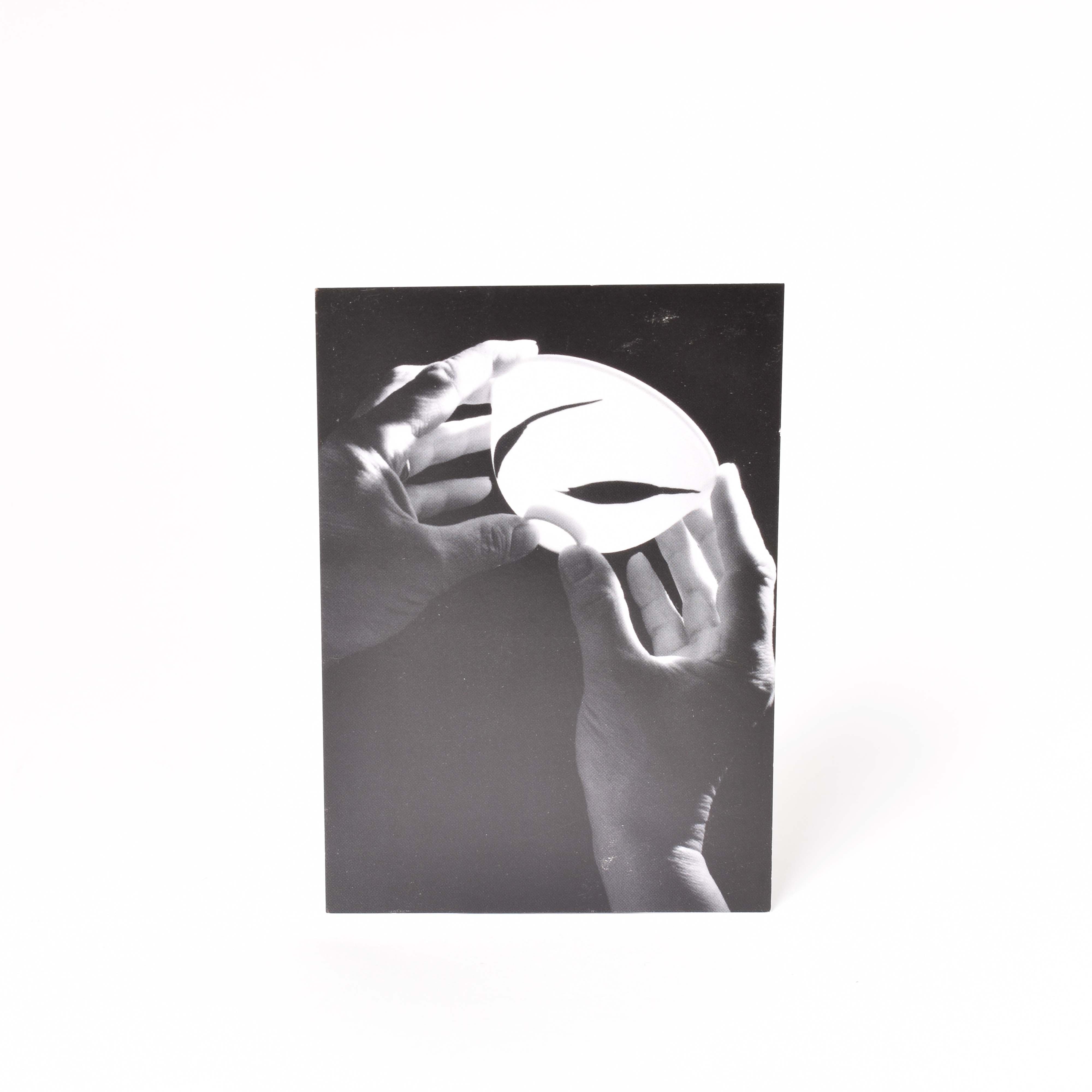 vykort med svartvitt fotografi av wilhelm kåge som håller upp en skål ur serien cintra