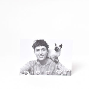 vykort med svartvitt fotografi av sormgivaren lisa larson