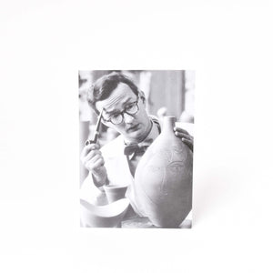vykort med svartvitt fotografi av formgivaren stig lindberg