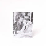 Ladda upp bild till gallerivisning, svartvitt vykort med fotografi av skulptören margareta hennix
