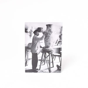 svartvitt vykort med fotografi av formgivaren gunnar wennerberg