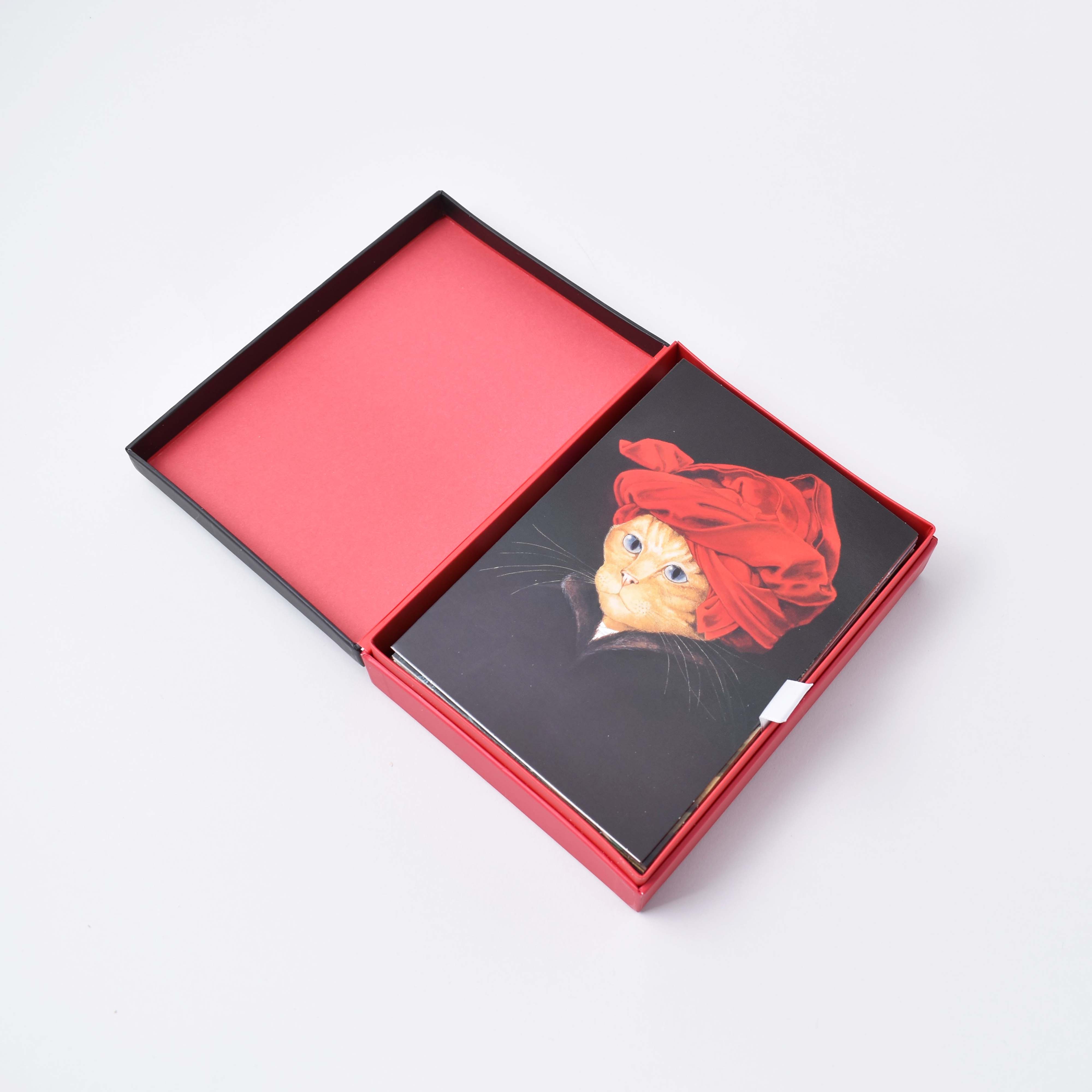 svart och röd ask med vykort och kuvert som föreställer katter i kända konstverk