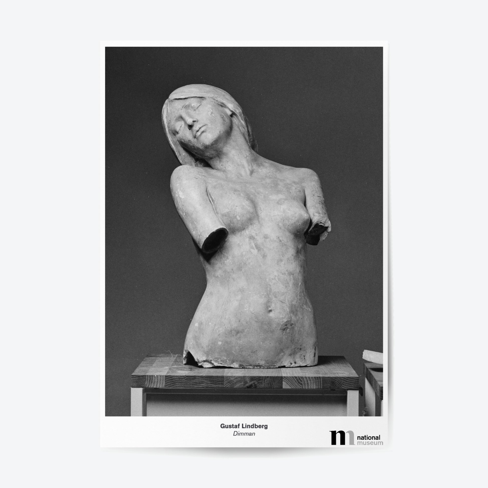 Svartvit poster med Gustaf Lindbergs marmorskulptur Dimman